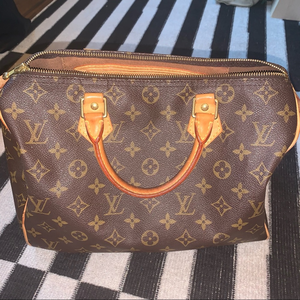 Speedy 30, monogram